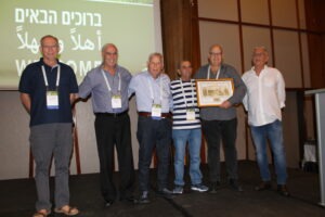 פרופ' כהנר מענק אות יקיר האגודה בעת הענקת תואר יקיר האגודה לאלישע תשבי